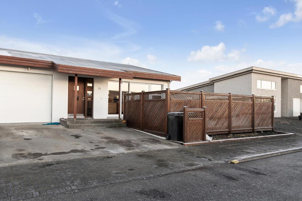 The Lava Bowl Apartment Grindavik Bagian luar foto